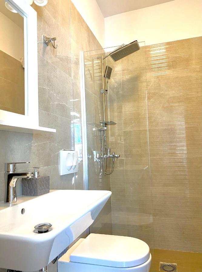 Las Nubes Rooms Himare Esterno foto