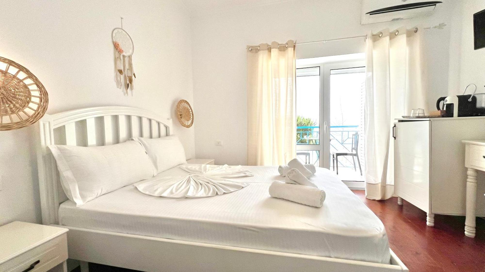 Las Nubes Rooms Himare Esterno foto